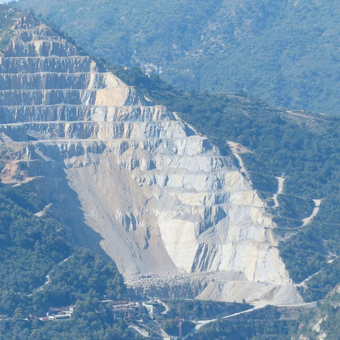 Tamamlanan granit mutfak tezgahı montajı